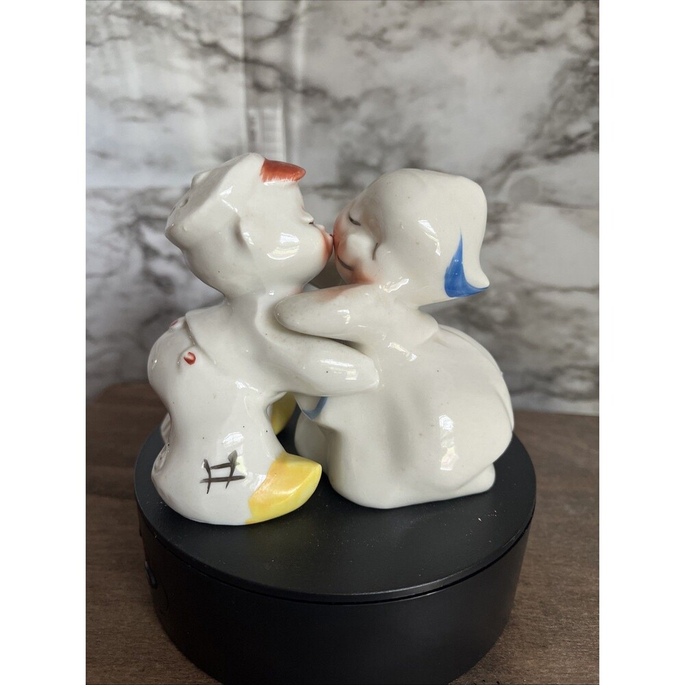 Van Tellingen Salt And Pepper Shakers. Dutch Boy And Girl Kissing 1940’s